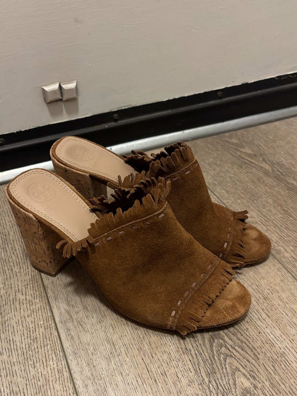 TORY BURCH Huntington Brown Suede Fringe Cork size 8